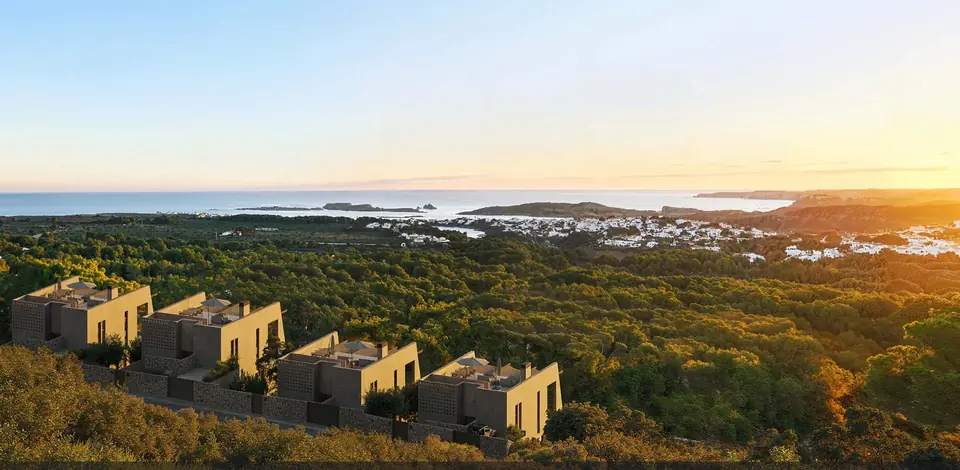 De vier villa’s bij zonsopgang met de zee op de achtergrond